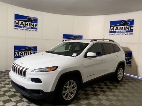 Used 2018 Jeep Cherokee Latitude FWD image 6