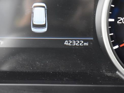 Used 2024 Kia Carnival LX FWD image 24