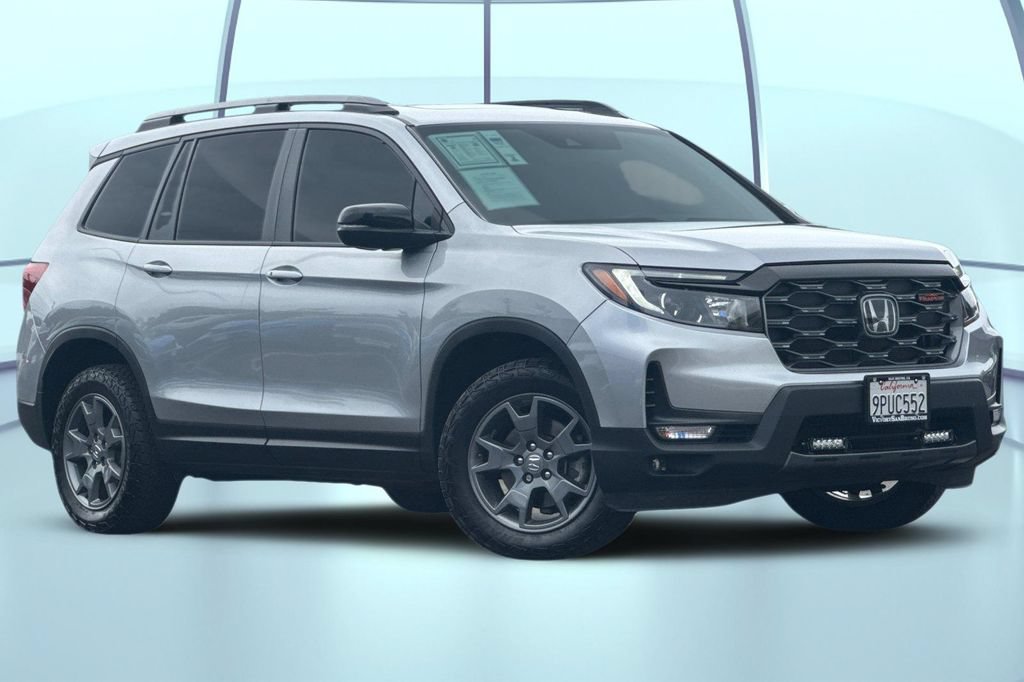 Used 2025 Honda Passport TrailSport image 2