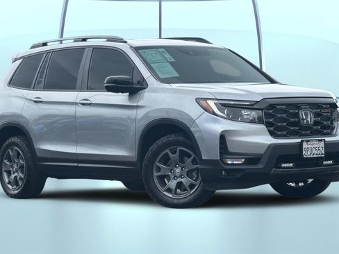 Used 2025 Honda Passport TrailSport image 2