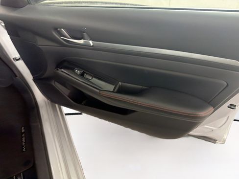 Used 2024 Nissan Altima 2.5 SR FWD image 29
