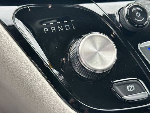 Used 2024 Chrysler Pacifica Touring-L FWD image 29