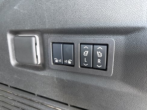 Used 2024 GMC Yukon Denali Ultimate AWD/4WD image 16