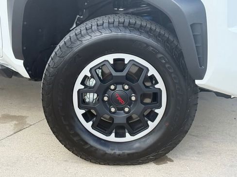 Used 2025 Toyota Tacoma TRD Off-Road image 2