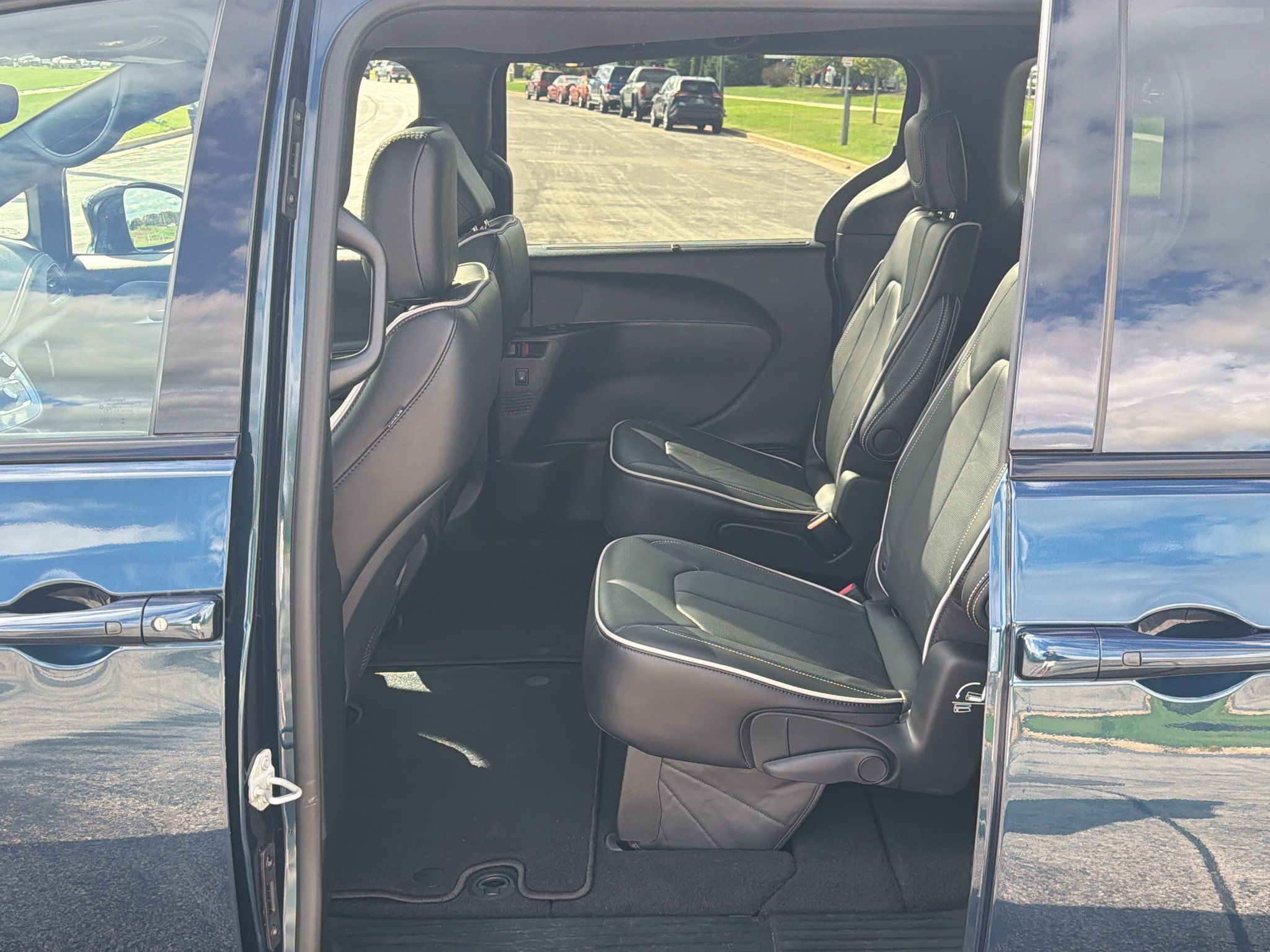 Used 2025 Chrysler Pacifica Limited AWD/4WD image 34
