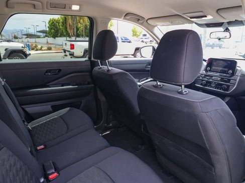 Used 2024 Nissan Pathfinder S FWD image 17
