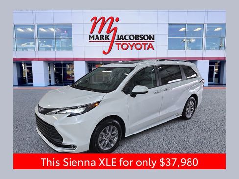 Used 2024 Toyota Sienna XLE image 1