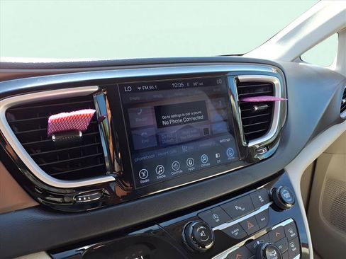 Used 2017 Chrysler Pacifica Touring-L image 8