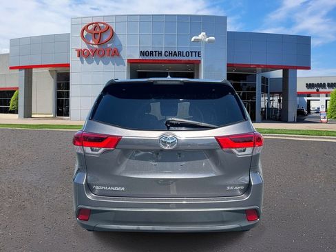 Used 2017 Toyota Highlander SE AWD/4WD image 6
