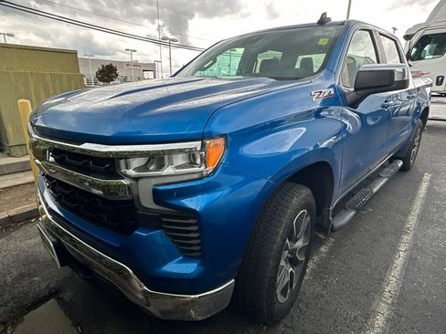 Used 2022 Chevrolet Silverado 1500 LT AWD/4WD image 2
