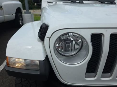 Used 2018 Jeep Wrangler Unlimited Sahara w/ Cold Weather Group AWD/4WD image 18