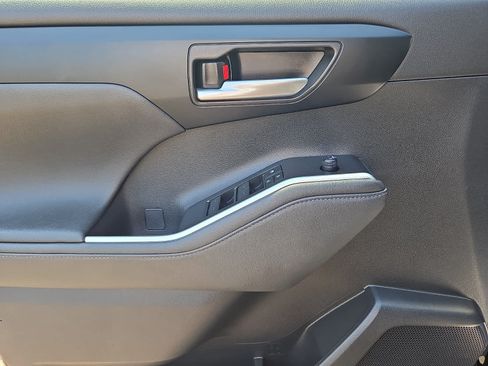 Used 2023 Toyota Highlander XLE AWD/4WD image 13
