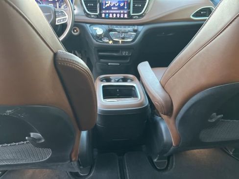 Used 2018 Chrysler Pacifica Limited w/ Tire & Wheel Group FWD image 16