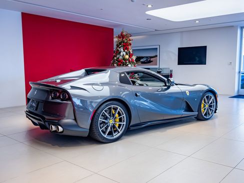 Used 2021 Ferrari 812 GTS image 31