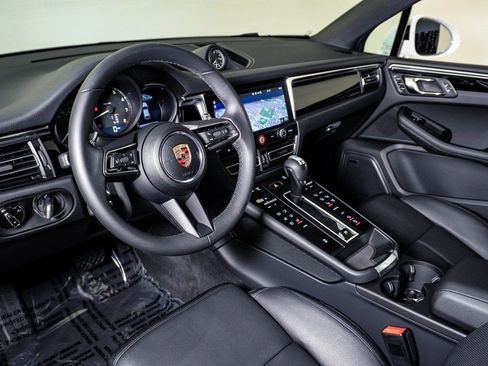 Certified 2025 Porsche Macan image 4