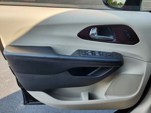Used 2020 Chrysler Pacifica Limited FWD image 24