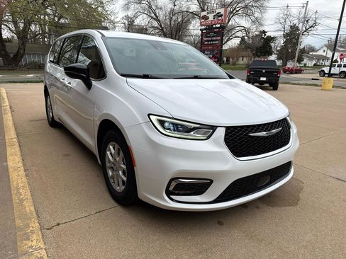 Used 2025 Chrysler Pacifica Select image 3