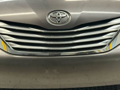 Used 2011 Toyota Sienna Limited image 5