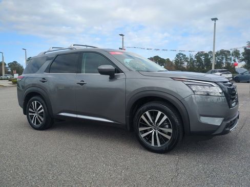 Used 2024 Nissan Pathfinder Platinum w/ Black Appearance Package image 3