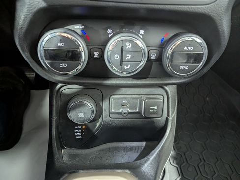 Used 2017 Jeep Renegade Limited image 20