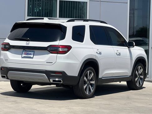 Used 2025 Honda Pilot Touring image 4