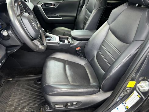 Used 2020 Toyota RAV4 Limited image 2