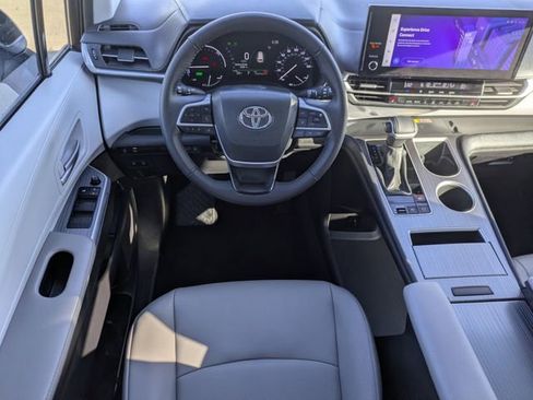 Used 2025 Toyota Sienna XLE image 12