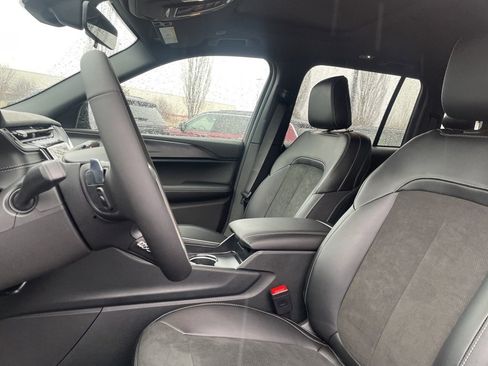 New 2025 Jeep Grand Cherokee Altitude image 11