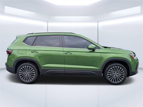 New 2026 Volkswagen Taos SE image 2