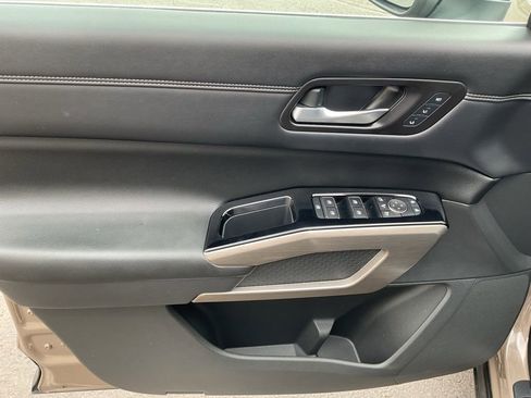 Used 2023 Nissan Pathfinder Platinum image 11