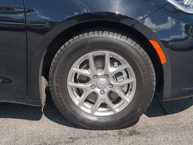Used 2025 Chrysler Pacifica Select FWD image 11