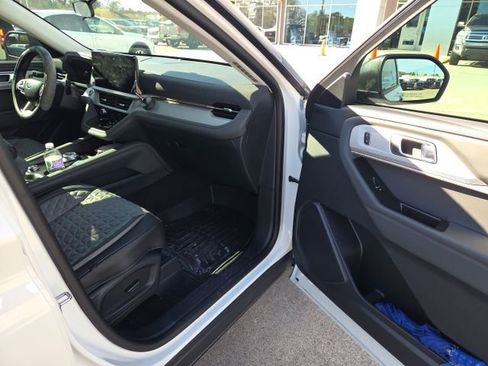 Used 2025 Ford Explorer Active image 11