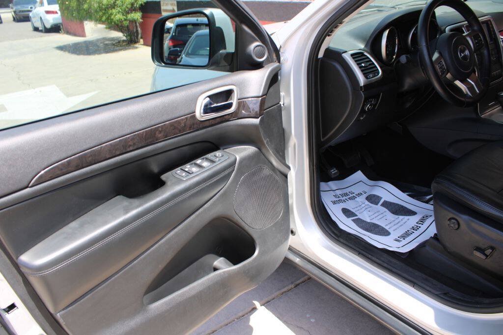 Used 2012 Jeep Grand Cherokee Laredo RWD image 9
