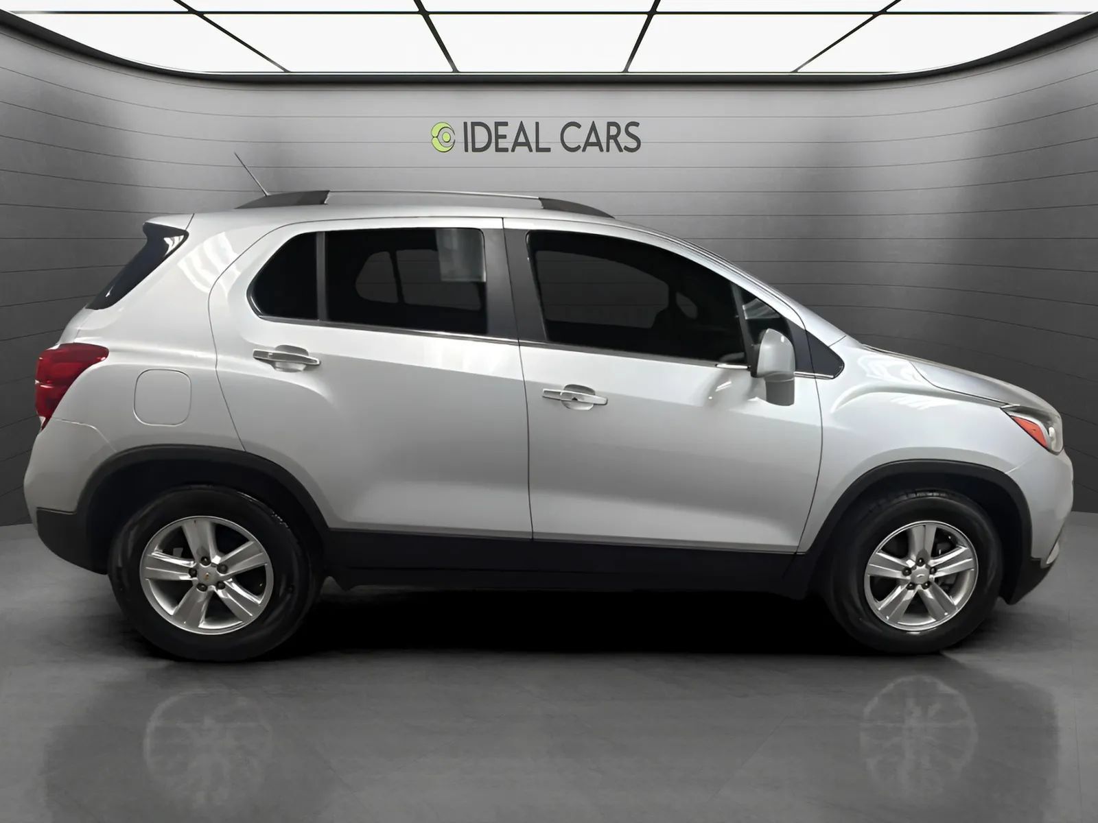 Used 2018 Chevrolet Trax LT w/ LT Convenience Package FWD image 4