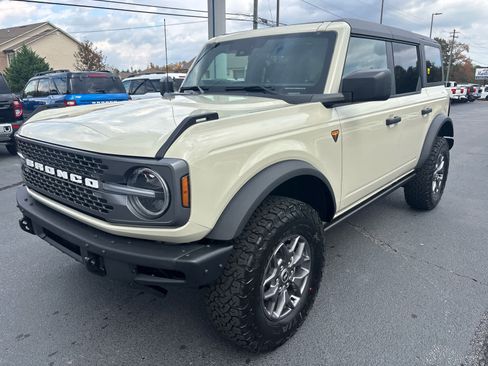 New 2025 Ford Bronco Badlands image 4