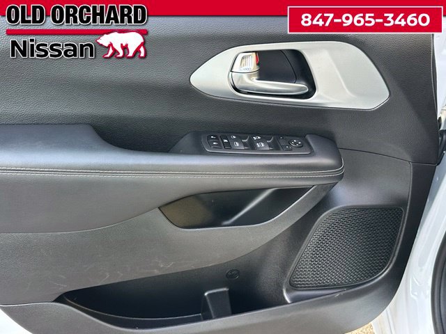 Used 2024 Chrysler Pacifica Touring FWD image 11