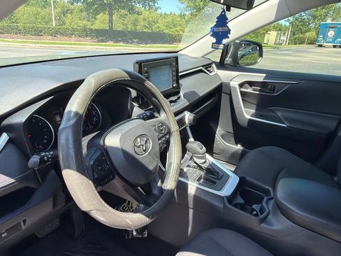 Used 2019 Toyota RAV4 LE FWD image 8