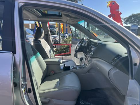 Used 2011 Toyota Highlander SE image 32