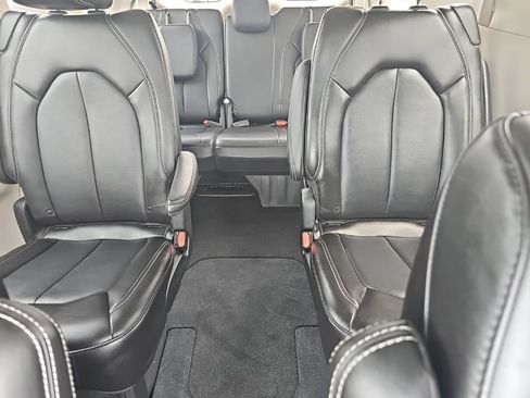 Used 2024 Chrysler Pacifica Touring-L FWD image 37