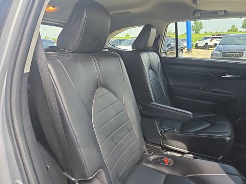 Used 2022 Toyota Highlander XLE image 5