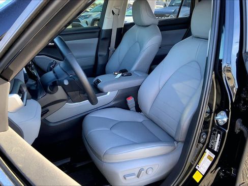 Used 2024 Toyota Highlander XLE image 8