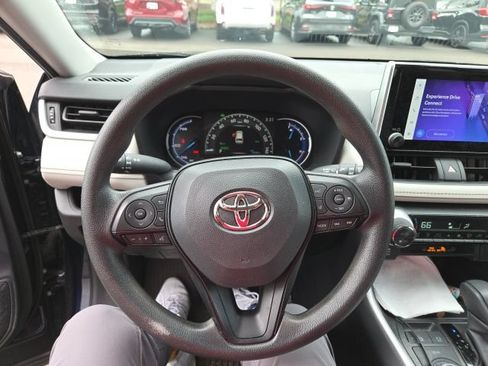 Used 2025 Toyota RAV4 XLE AWD/4WD image 2
