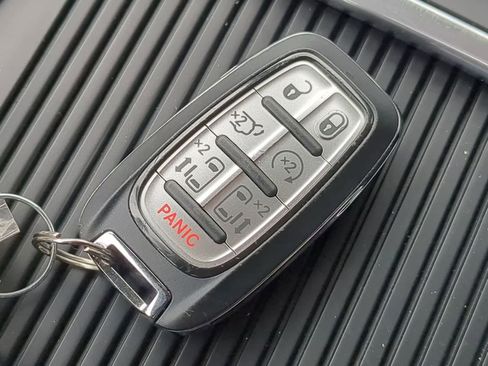 Used 2023 Chrysler Pacifica Touring-L FWD image 33