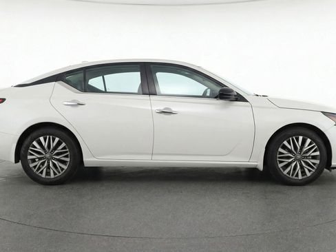 Used 2025 Nissan Altima 2.5 SV image 11