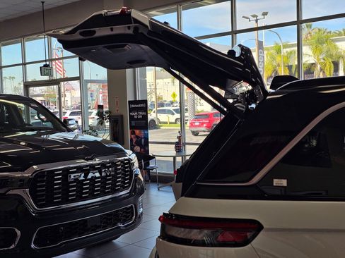 New 2026 Jeep Grand Cherokee Summit image 8