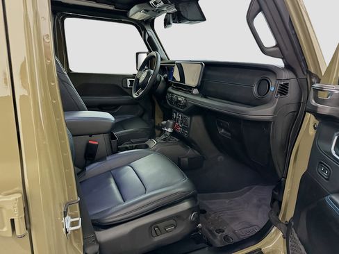 Used 2025 Jeep Wrangler Unlimited Rubicon 4xe image 32