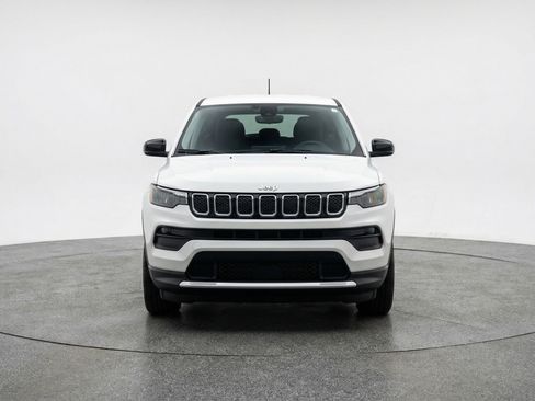 Used 2025 Jeep Compass Latitude image 2