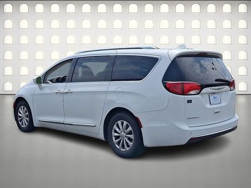 Used 2018 Chrysler Pacifica Touring-L FWD image 5