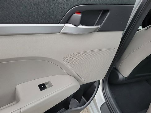 Used 2019 Hyundai Elantra SE image 14