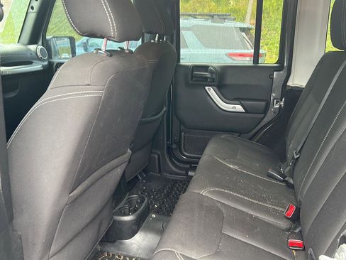 Used 2018 Jeep Wrangler Unlimited Rubicon w/ Connectivity Group AWD/4WD image 7